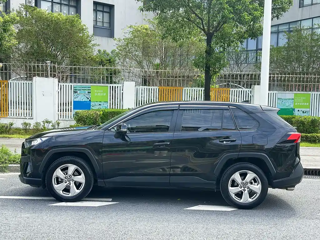 Toyota RAV4 — фото 3