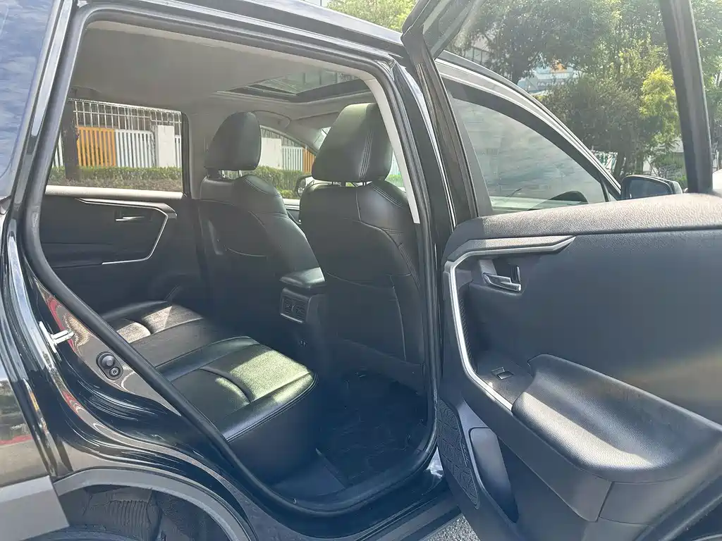 Toyota RAV4 — фото 22