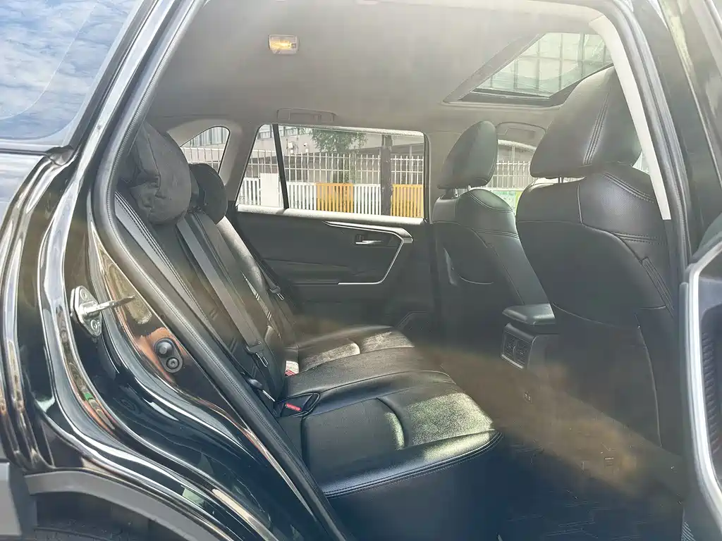 Toyota RAV4 — фото 23