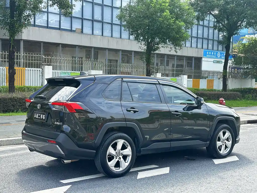 Toyota RAV4 — фото 5