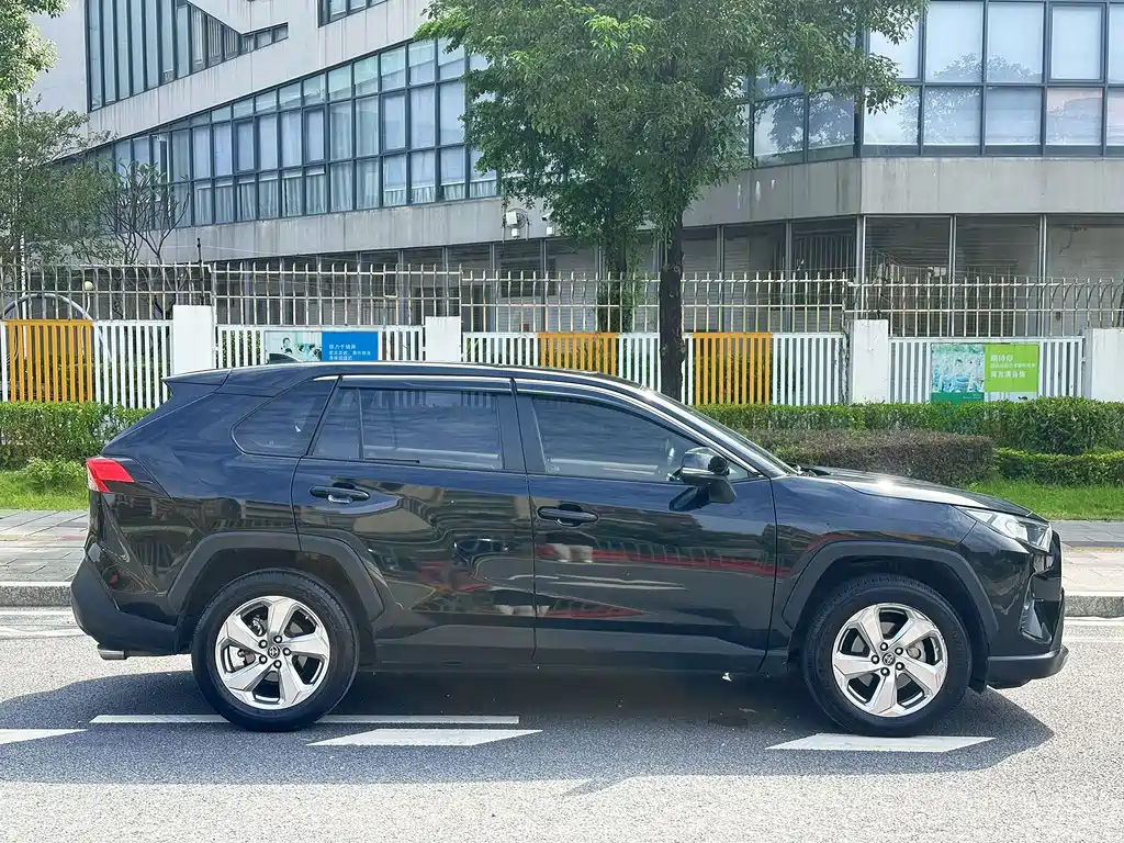Toyota RAV4 — фото 7