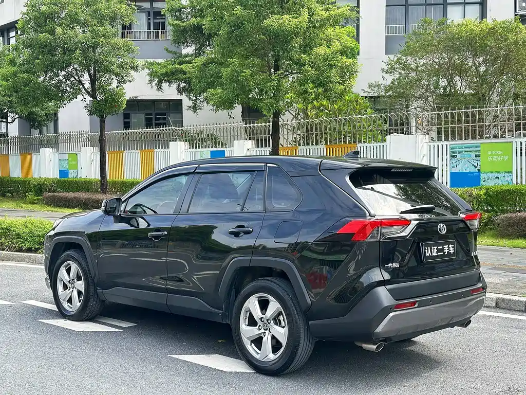 Toyota RAV4 — фото 8