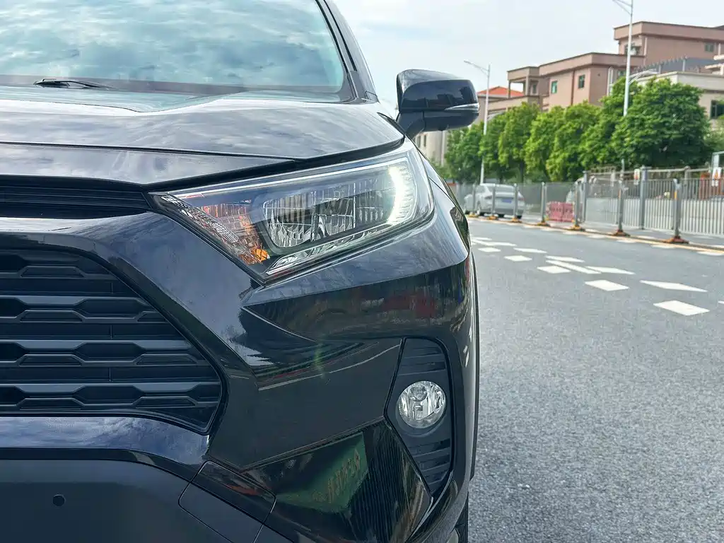 Toyota RAV4 — фото 9