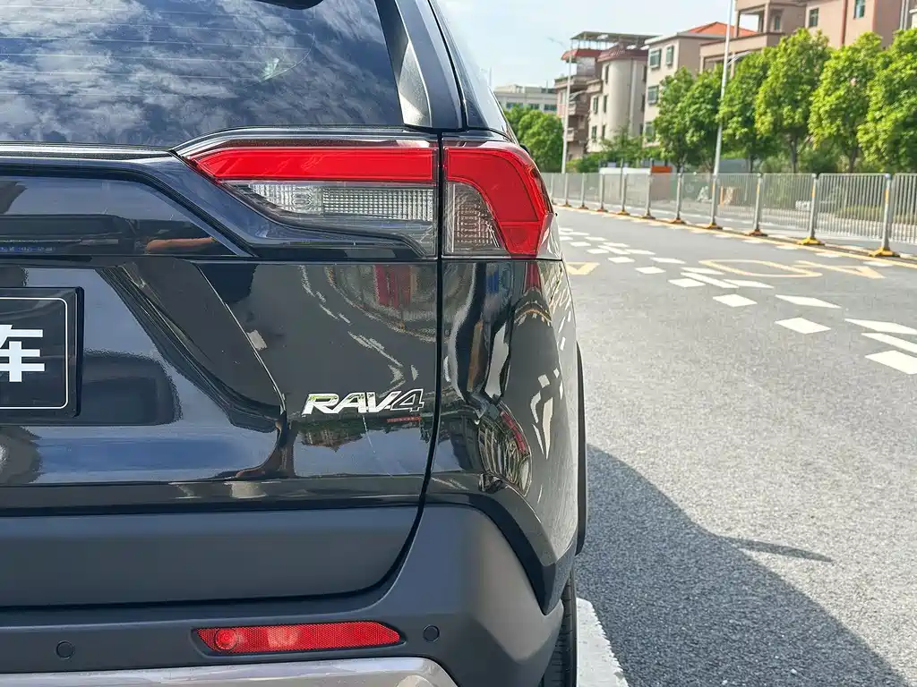 Toyota RAV4 — фото 10