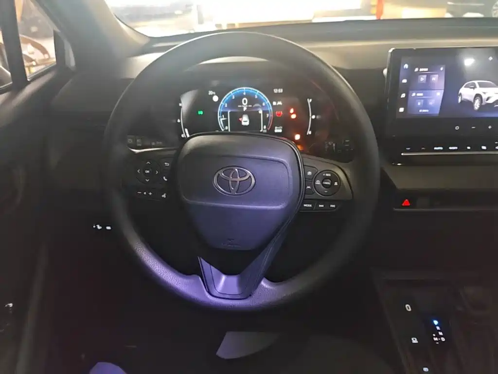 Toyota Corolla Cross — фото 11