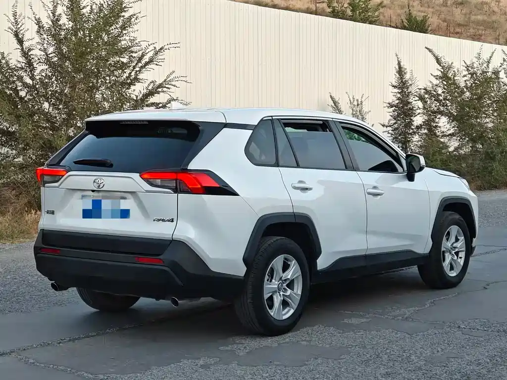 Toyota RAV4 — фото 4
