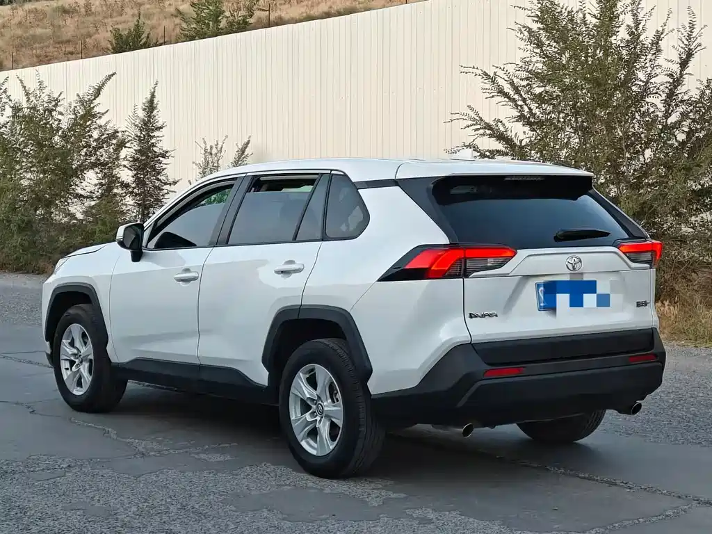 Toyota RAV4 — фото 6