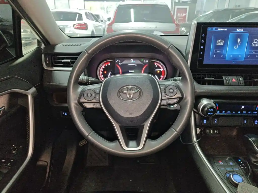 Toyota RAV4 — фото 11