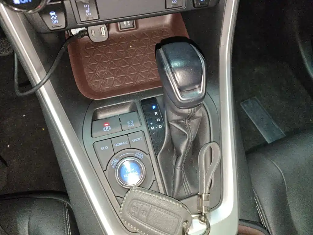 Toyota RAV4 — фото 14