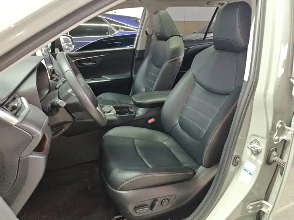Toyota RAV4 — фото 15