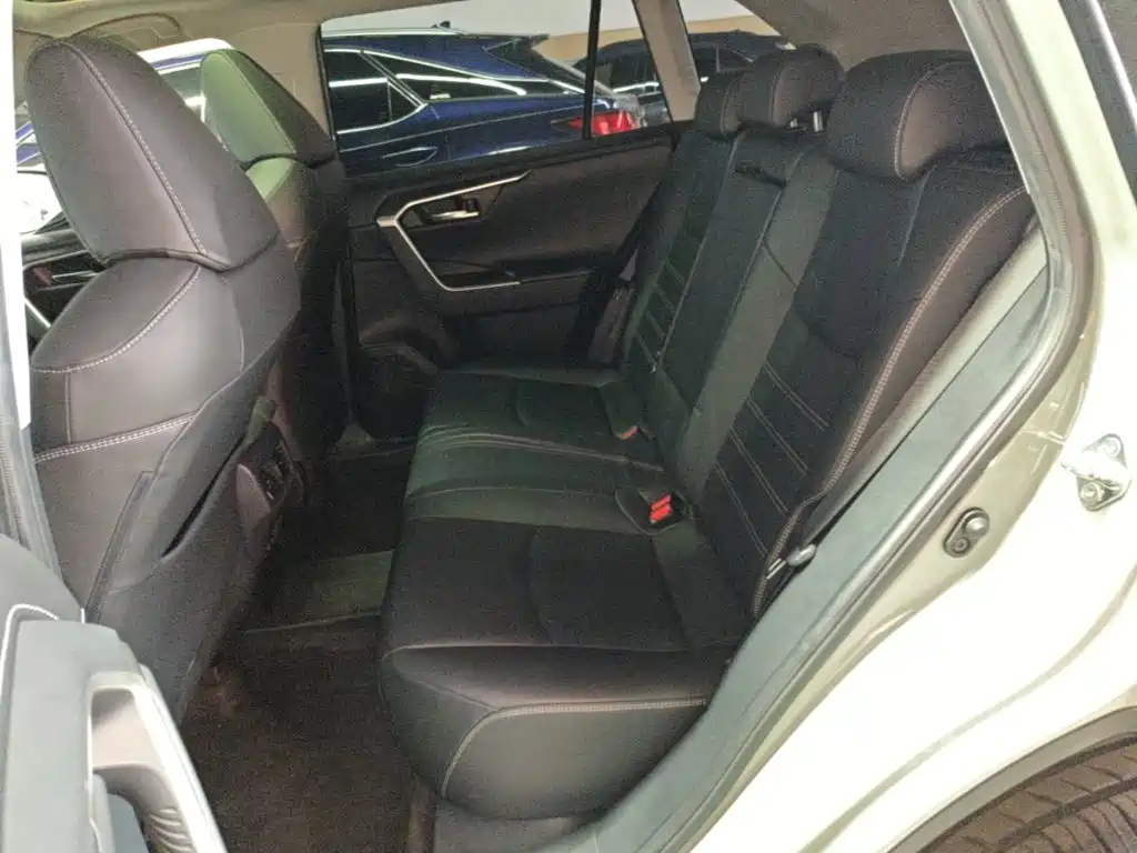 Toyota RAV4 — фото 17