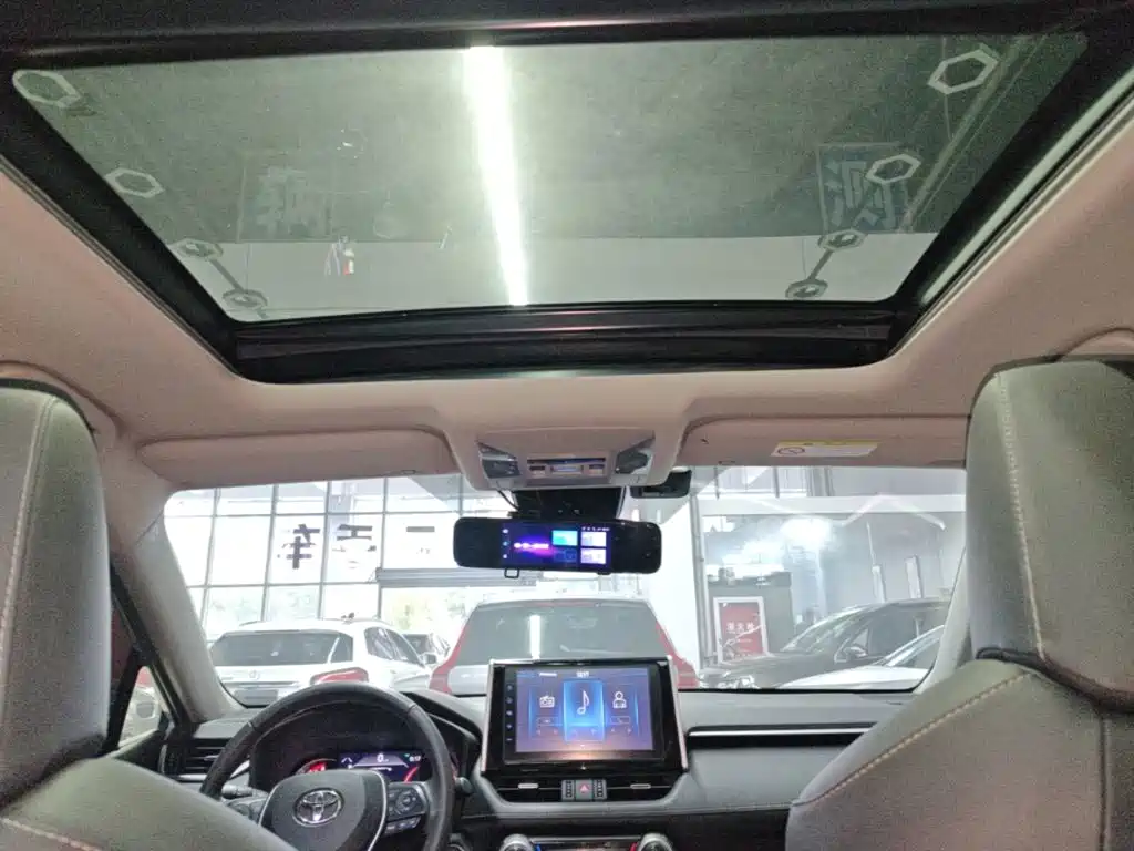 Toyota RAV4 — фото 18
