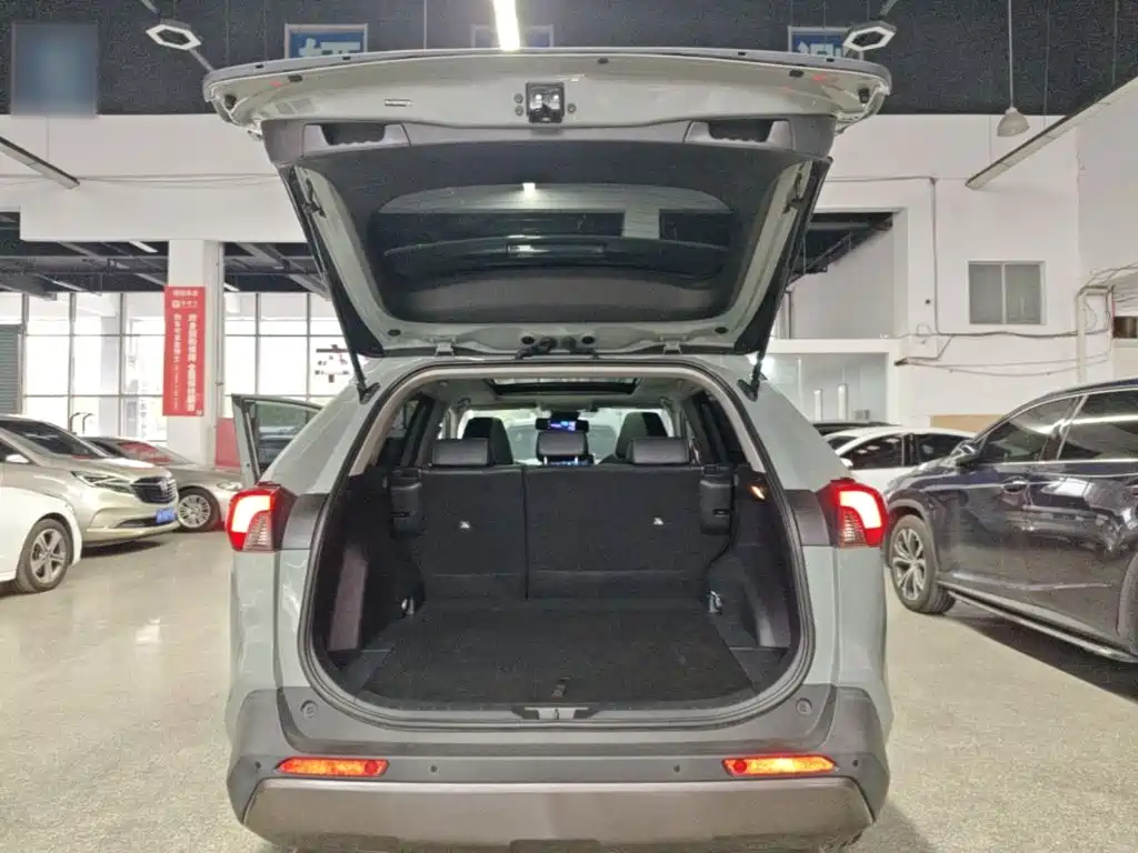 Toyota RAV4 — фото 19