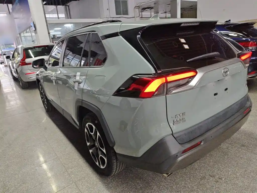 Toyota RAV4 — фото 5