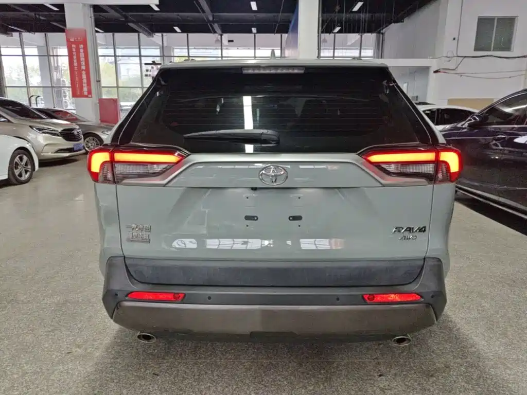 Toyota RAV4 — фото 6
