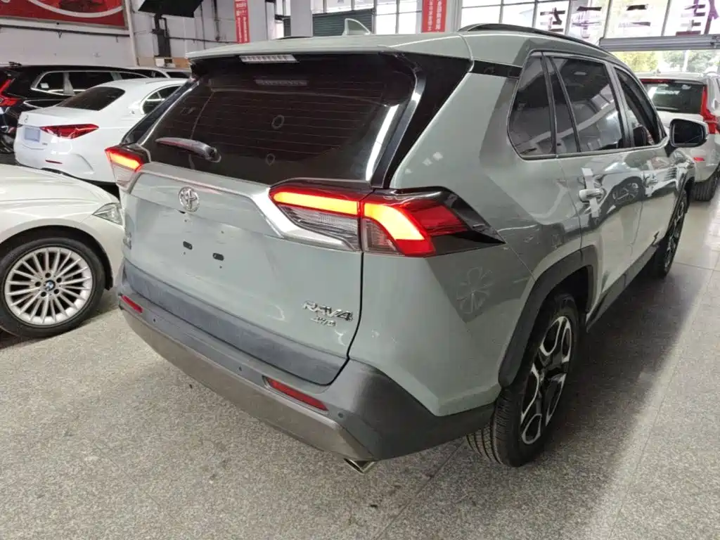 Toyota RAV4 — фото 7