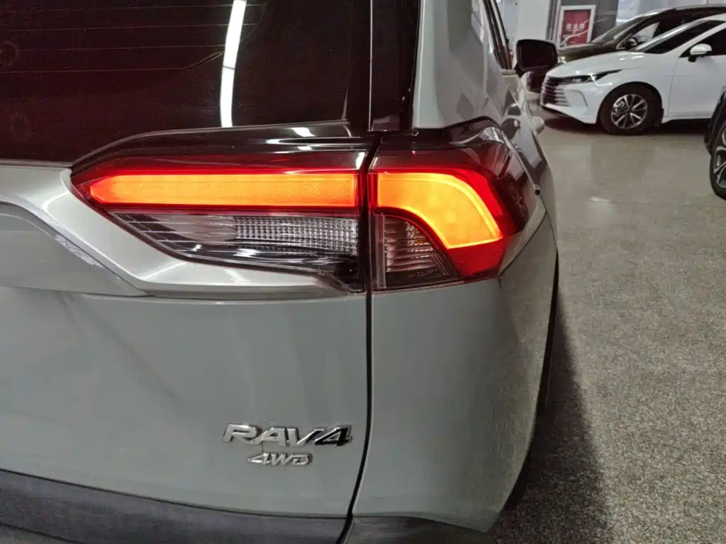 Toyota RAV4 — фото 8