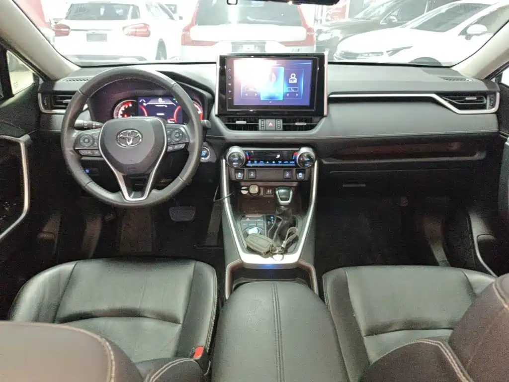 Toyota RAV4 — фото 10