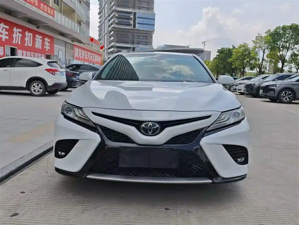 Toyota Camry — фото 2