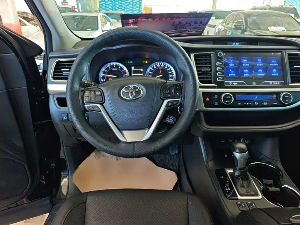Toyota Highlander — фото 11