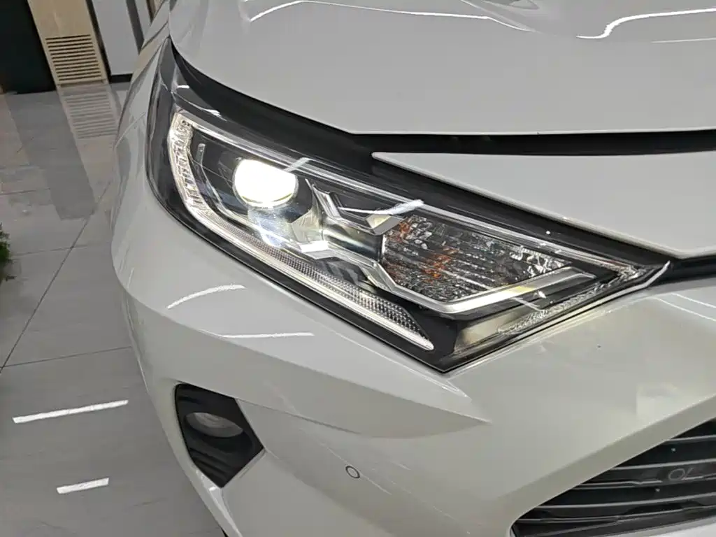 Toyota RAV4 — фото 11