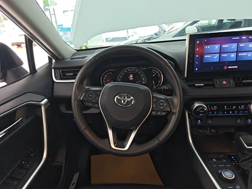 Toyota RAV4 — фото 15
