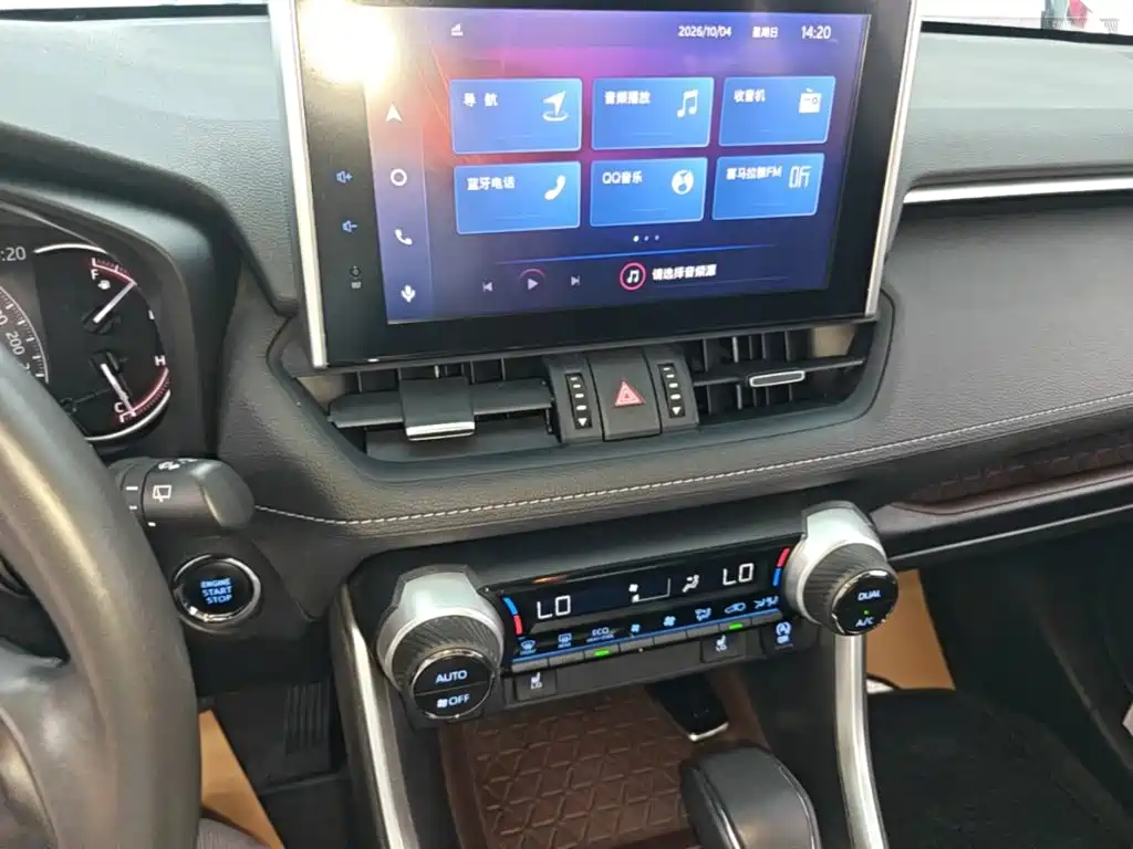 Toyota RAV4 — фото 18