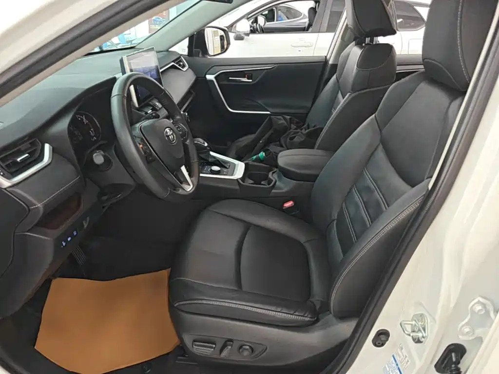 Toyota RAV4 — фото 20
