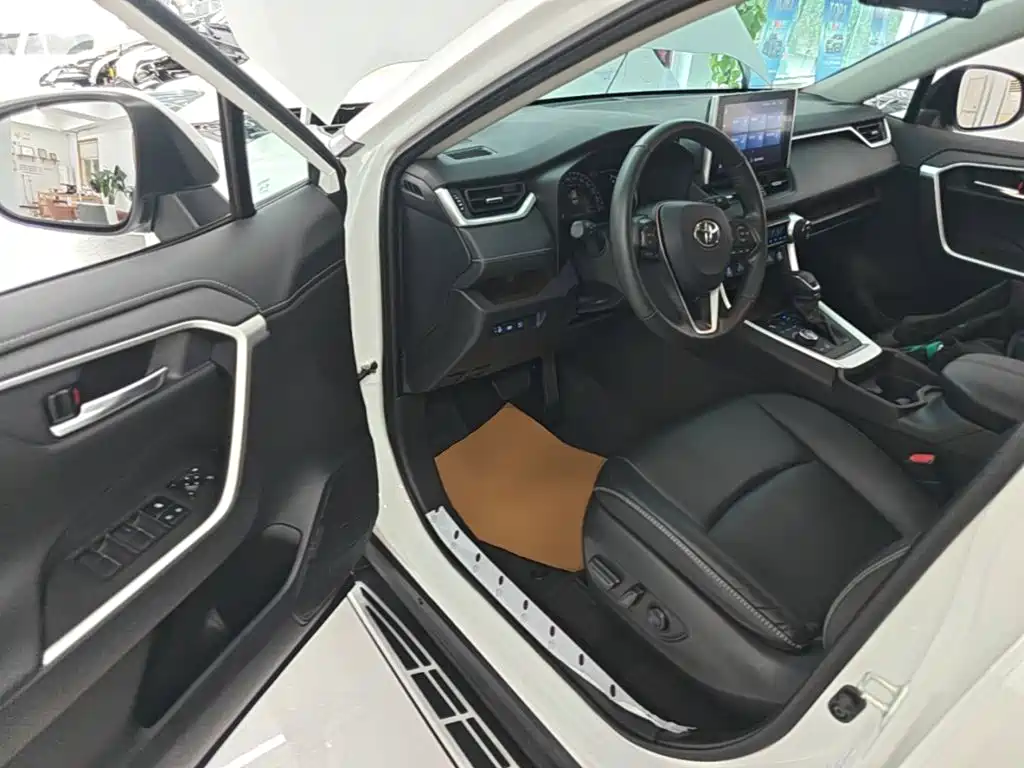 Toyota RAV4 — фото 21