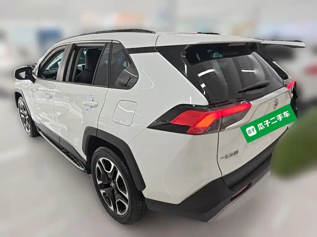 Toyota RAV4 — фото 7