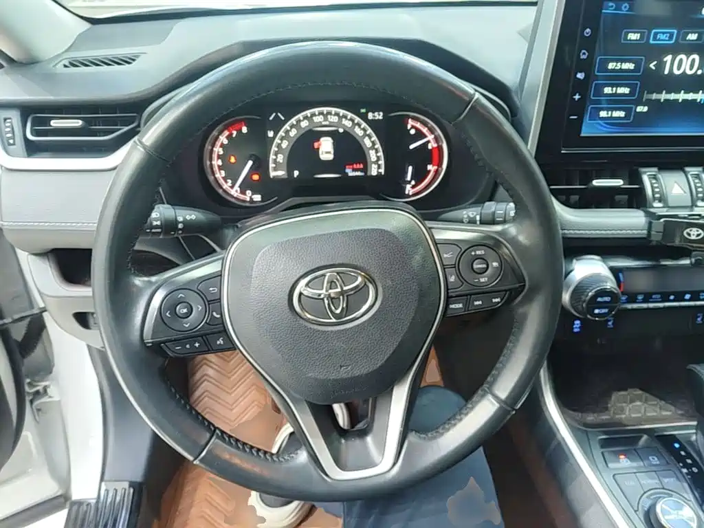 Toyota RAV4 — фото 11