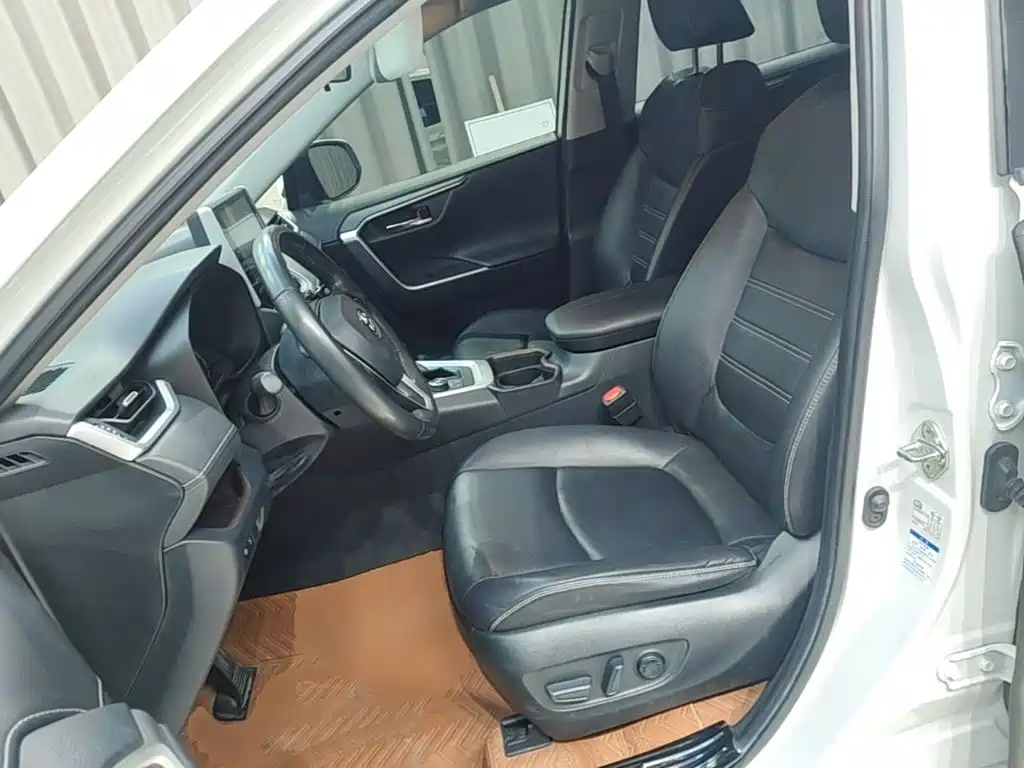 Toyota RAV4 — фото 15