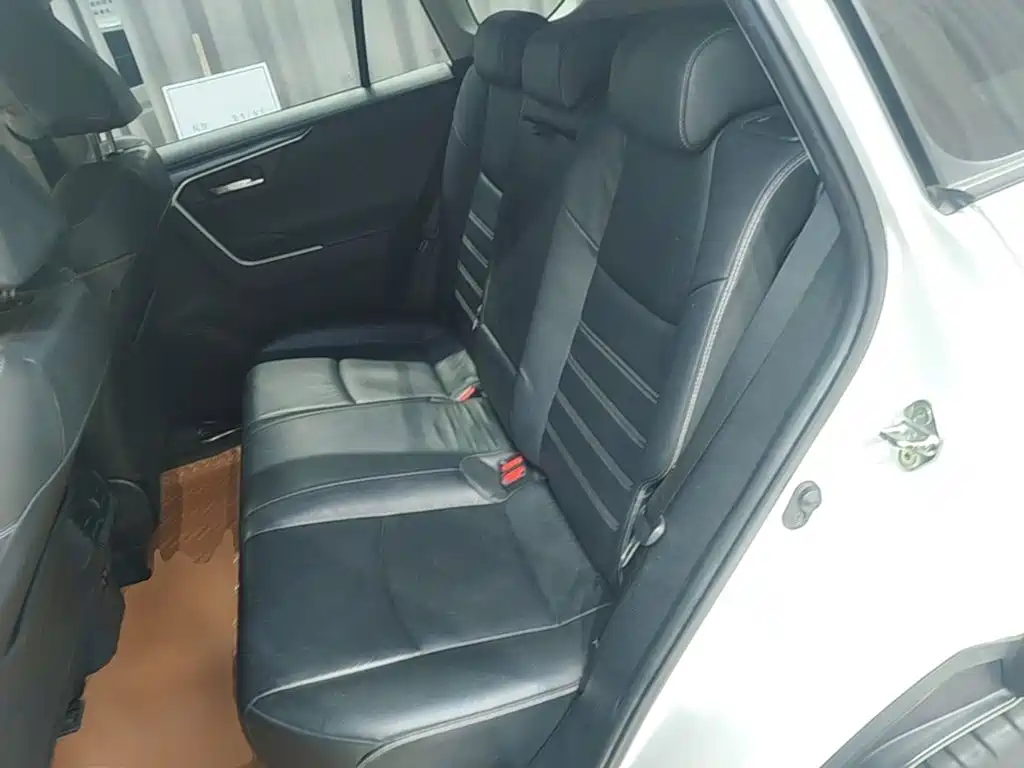 Toyota RAV4 — фото 17