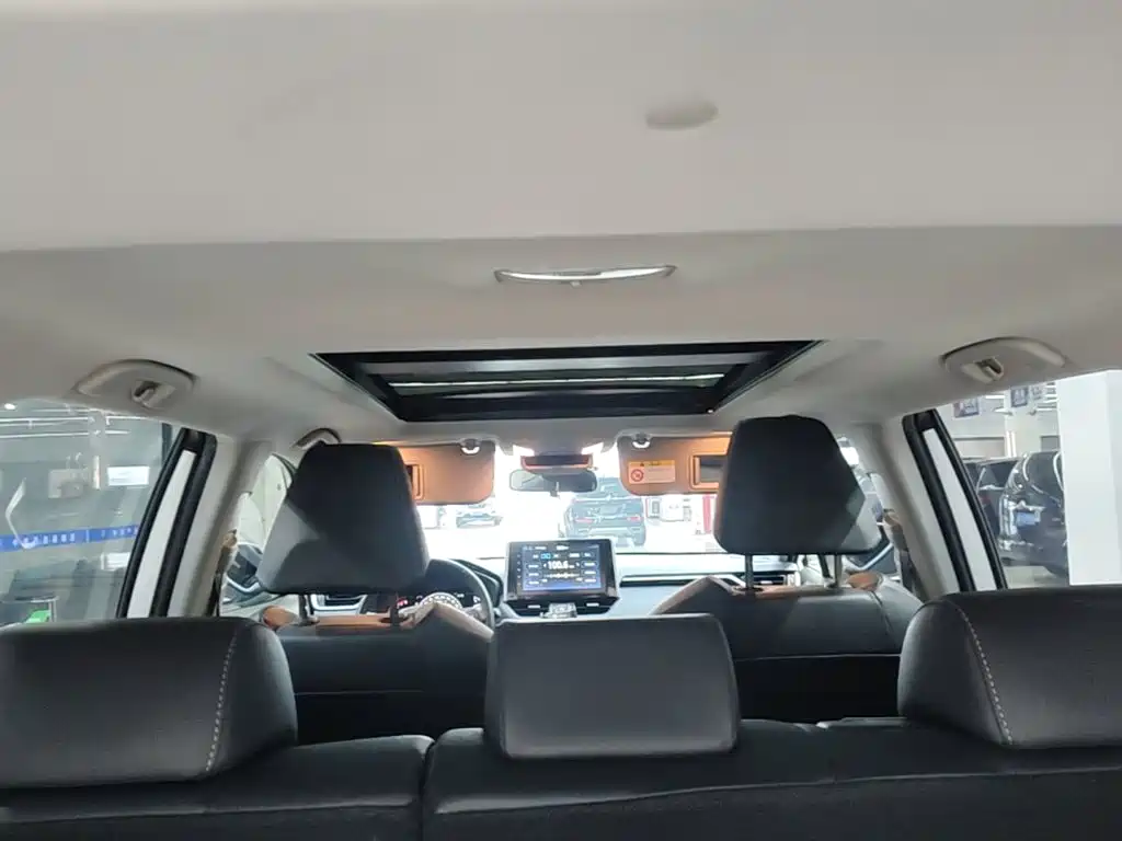 Toyota RAV4 — фото 18