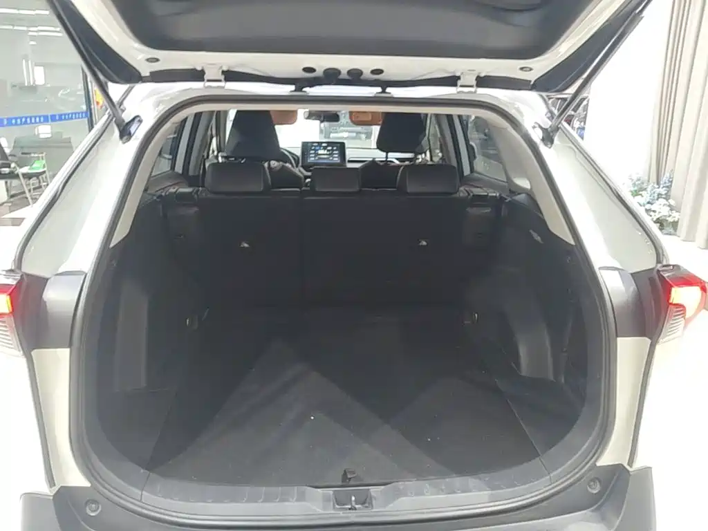 Toyota RAV4 — фото 19
