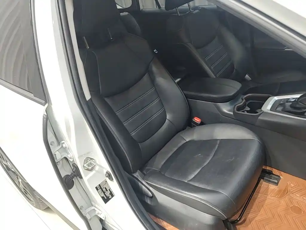 Toyota RAV4 — фото 25