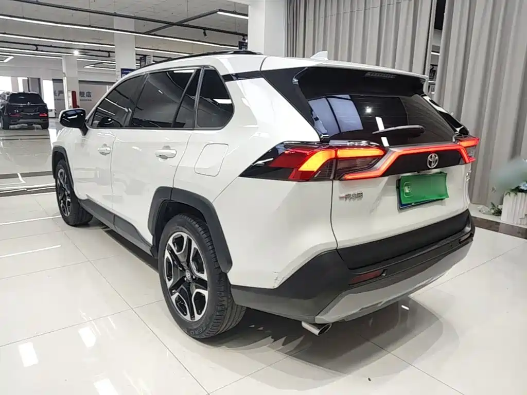 Toyota RAV4 — фото 5