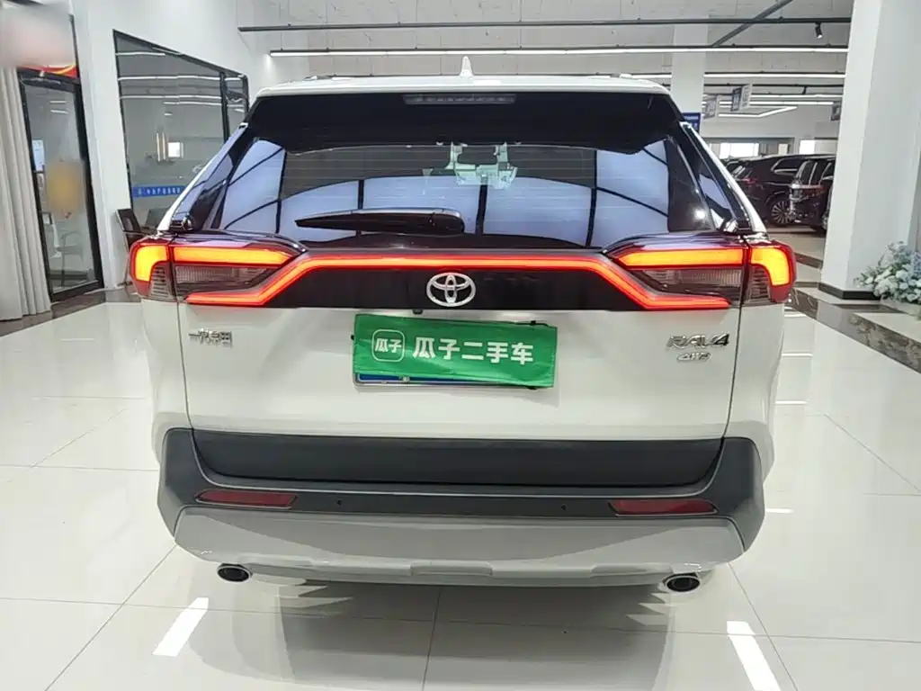 Toyota RAV4 — фото 6