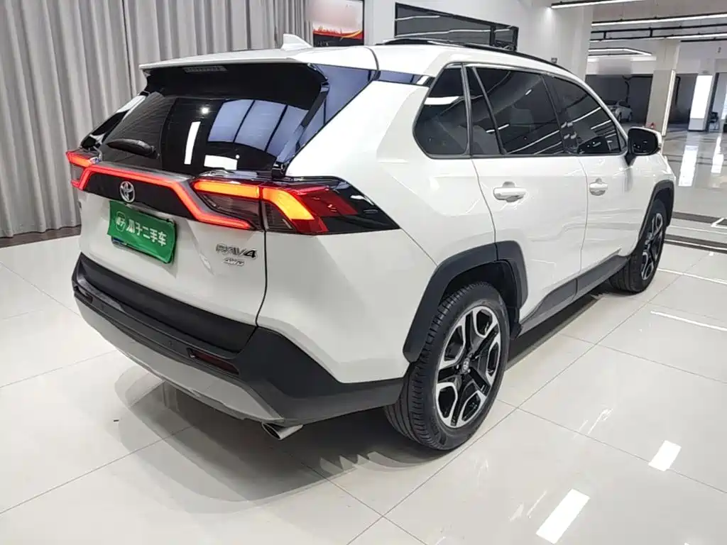 Toyota RAV4 — фото 7