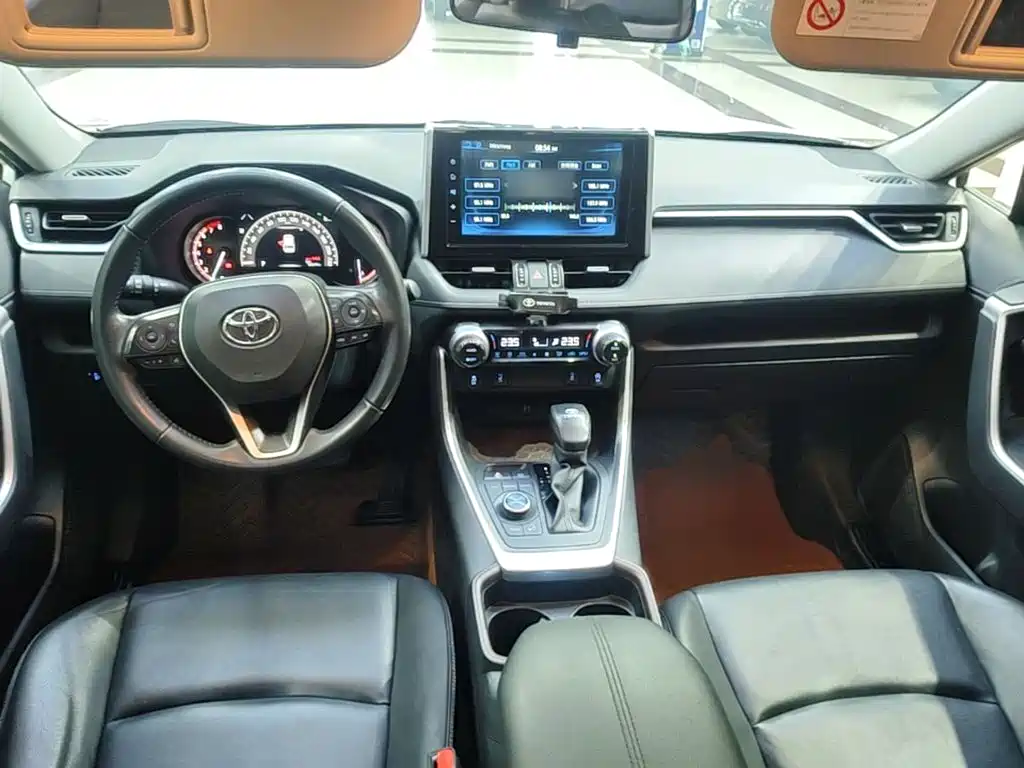 Toyota RAV4 — фото 10