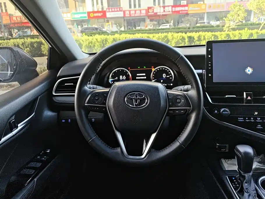 Toyota Camry — фото 15
