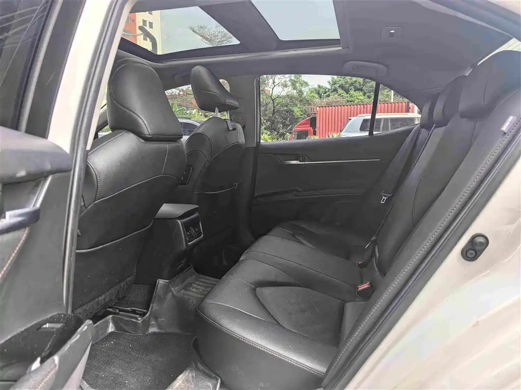 Toyota Camry — фото 5