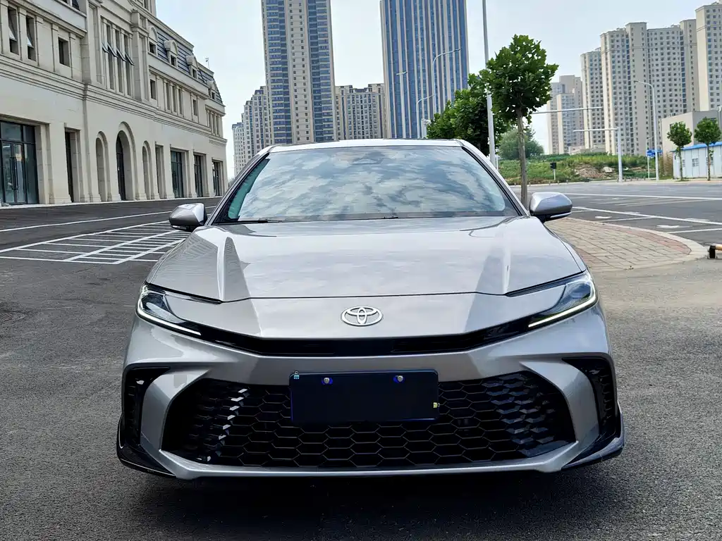 Toyota Camry — фото 2