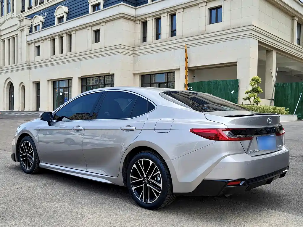 Toyota Camry — фото 10