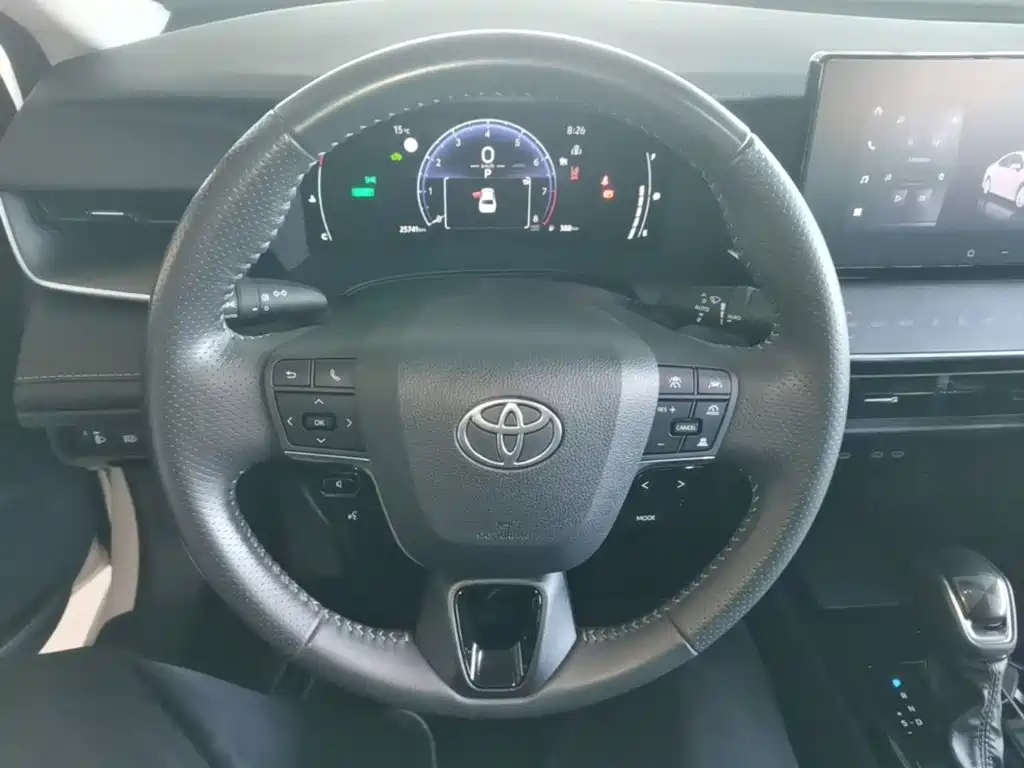 Toyota Camry — фото 11