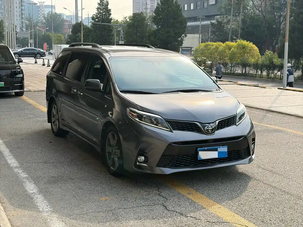 Toyota Sienna — фото 2