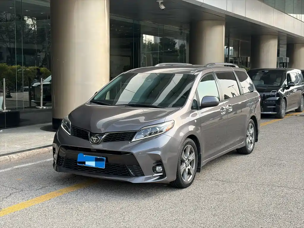 Toyota Sienna — фото 3