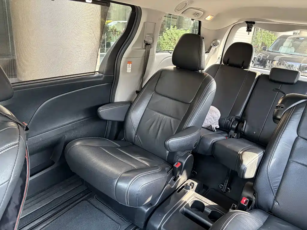 Toyota Sienna — фото 7