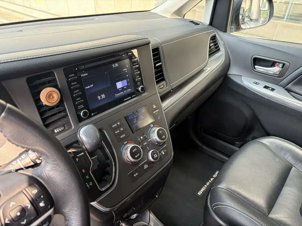 Toyota Sienna — фото 8