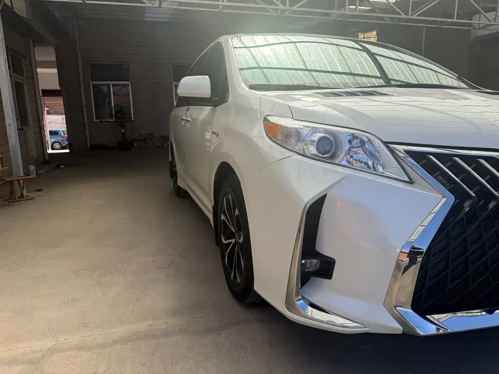 Toyota Sienna — фото 2